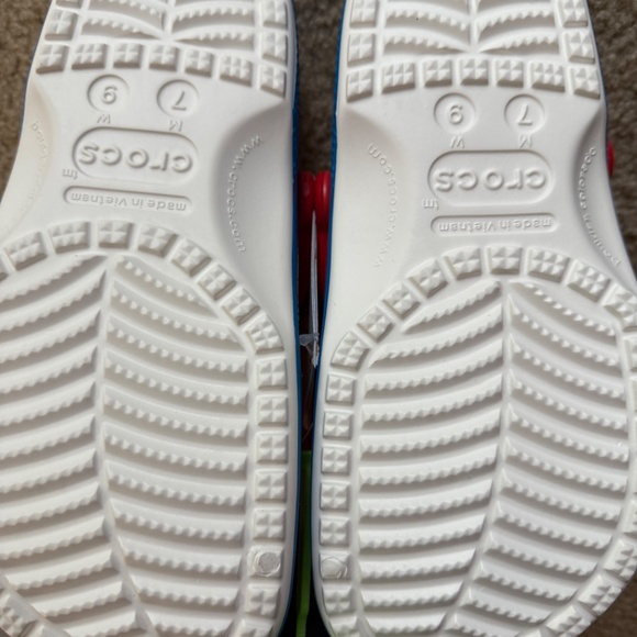 Brand New Hello Kitty Women’s Crocs sz9 - Picture 2 of 3